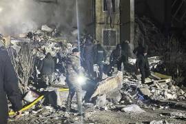 Trabajadores de emergencia laboran en un edificio de varias plantas destruido tras el ataque ruso del sábado en Odesa.