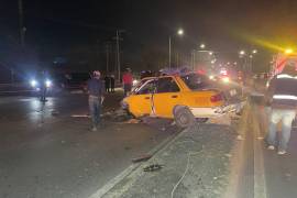 El carro terminó destrozado en su trayecto por el bulevar Ramos Arizpe, esto durante la noche del lunes.