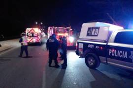 Prensados tres jóvenes en volcadura en la calzada Antonio Narro; 2 graves