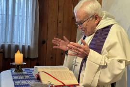 El obispo emérito de Saltillo denunció que custodios federales le negaron el acceso para administrar un sacramento a un interno del Cefereso 18 que se encuentra hospitalizado en el Hospital General.