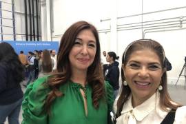 A la derecha Martha Gaona, presidenta saliente de AMMJE Saltillo, y con ella Boreque Martínez, quien llega a su relevo.