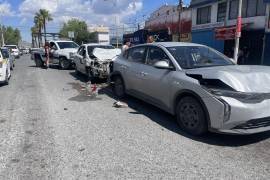 La fuerza del impacto provocó que uno de los automóviles afectados fuera proyectado contra otras unidades que se encontraban estacionadas, generando daños materiales en cadena.
