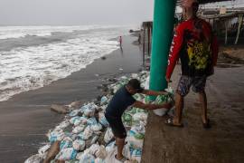 Las inundaciones por la marea alta y la crecida del río Cuale en Puerto Vallarta se presentaron en diversas colonias.