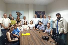Integrantes de organizaciones vecinales entregaron al secretario del Ayuntamiento, Francisco Saracho Navarro, el documento con propuestas sobre el desarrollo de Saltillo.