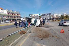 La camioneta terminó volcada en el camellón central tras perder el control en la carretera Monterrey–Saltillo.