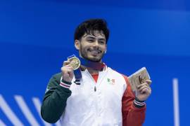 Jorge Cárdenas aportó dos medallas para México en el levantamiento de pesas al conquistar el oro en la modalidad de arranque y la plata en envión de la categoría de 71 kilogramos.