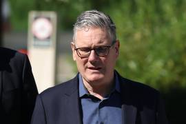 El primer ministro británico, Keir Starmer, camina durante una visita a un complejo residencial en el norte de Londres, el viernes 19 de junio de 2026.