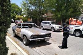 Autoridades municipales mantienen un operativo donde reciben denuncias sobre autos abandonados en plena vía pública.