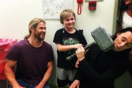 Thor y Loki visitan hospital infantil