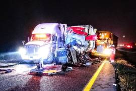 Un accidente carretero en el que participaron tres tractocamiones y un vehículo particular dejó un saldo de una persona sin vida