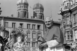 El cardenal Joseph Ratzinger, más tarde Papa Benedicto XVI, se despide de los creyentes bávaros en el centro de Munich, Alemania, el domingo 28 de febrero de 1982. AP/Dieter Endlicher