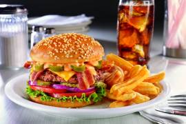 ¿Cuántas calorías tiene un combo: hamburguesa, papas y refresco?