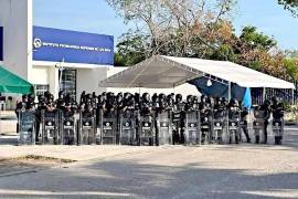 Los agentes estatales y federales lanzaron gas lacrimógeno a alumnos, trabajadores y padres de familia del Instituto Tecnológico Superior de Los Ríos.