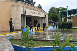 Elementos de distintas corporaciones participaron en el operativo sorpresa realizado este lunes en el CBTA 21 de Parras.
