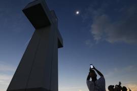 Un eclipse solar total sobre la Cruz de la Paz de Bald Knob el lunes 21 de agosto de 2017 en Alto Pass, Illinois