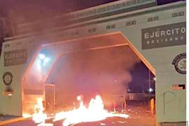 De acuerdo con reportes, los militares respondieron con disparos al aire y posteriormente un grupo de jóvenes arrojó combustible a una de las casetas y le prendieron fuego.