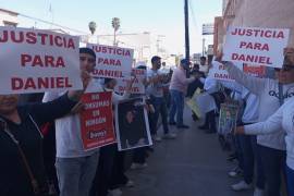 Participantes de la marcha llevan pancartas exigiendo justicia para Daniel, el trabajador afectado por el accidente en Danny’s Restaurante.