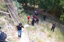 Elementos de Bomberos, Cruz Roja y corporaciones de seguridad descendieron al arroyo Guadalupe para auxiliar al hombre de 58 años.