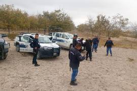 Las autoridades inspeccionaron el área donde los presuntos ladrones fueron sorprendidos.