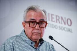 De acuerdo con Loret de Mola, Rubén Rocha ya no es visto por el gobierno de Sheinbaum como parte de la solución a la violencia en Sinaloa, sino como parte del problema, pero él se resiste a dejar el cargo.