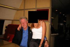Esta foto sin fecha, publicada por el Departamento de Justicia que muestra al expresidente Bill Clinton con una mujer.