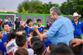 El alcalde Tomás Gutiérrez Merino encabezó la entrega de la cancha a las familias del sector.