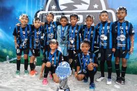 Niños de la Academia Querétaro Saltillo-Nike entrenan bajo el calor de la tarde en el Biblioparque Nogales rumbo a sus sueños futbolísticos.