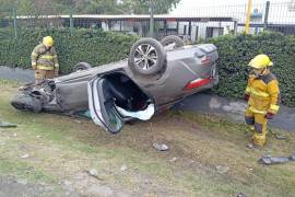 Un Nissan Sentra modelo 2023 terminó volcado sobre el bulevar Miguel Ramos Arizpe, frente a la empresa Deacero.