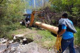 Trabajadores de Simas atendieron un reporte de drenaje tapado; el organismo señaló que parte de la red cruza por terrenos de AHMSA.