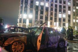 Un coche calcinado se encuentra frente a un edificio residencial de varias plantas dañado en un ataque con drones rusos en Kiev, Ucrania, el lunes 12 de octubre de 2026.
