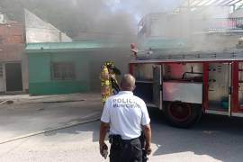 Bomberos y cuerpos de emergencia trabajaron para controlar el incendio registrado en una vivienda de la zona centro.