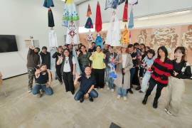 Estudiantes de la Licenciatura en Artes Plásticas de la UAdeC confeccionaron capas infantiles como un gesto de solidaridad y acompañamiento para niñas y niños en tratamiento médico.