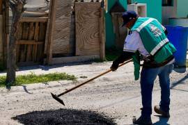 Cuadrillas municipales realizan trabajos de bacheo en distintos sectores habitacionales de Ramos Arizpe.