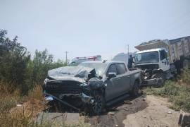 La camioneta Chevrolet Silverado quedó fuera del camino después de la colisión, mostrando los daños sufridos.