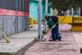 Personal municipal realizó trabajos de limpieza y mantenimiento en la plaza pública de la colonia Blanca Esthela, en Ramos Arizpe.