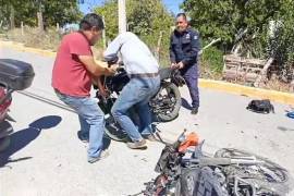 La imprudencia de un conductor provocó que dos motocicletas se impactaran de frente en el Barrio del Rincón, en Parras de la Fuente.