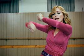 El videoclip del tema, dirigido por Johan Renck, se convirtió en un referente del pop-dance de los 2000.