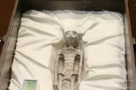 El ufólogo Jaime Maussan afirmó en el Congreso de la Unión que dos pequeños cuerpos ‘no humanos’ exhibidos en vitrinas fueron encontrados en Perú