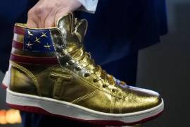El republicano apareció por sorpresa en un congreso de tenis en Filadelfia, donde presentó el ‘Never Surrender’ (Nunca te rindas), un calzado dorado con la bandera estadounidense y la letra T de su apellido
