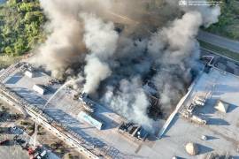 En esta imagen, distribuida por la administración militar ucraniana, bomberos trabajan en la extinción de un incencio en un centro comercial tras un ataque ruso con drones en Krivói Rog, Ucrania.