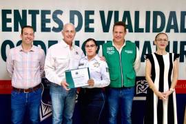 El edil entrega diplomas a los elementos que concluyeron su licenciatura.