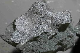 Un fragmento del meteorito de Hillsborough, que impactó contra una vivienda en Nueva Jersey el 16 de julio de 2024, y que se fracturó al impactar, dejando al descubierto un interior intacto.