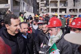 El presidente sirio Bashar al-Assad, izquierda, visitan un sitio afectado por el terremoto en Alepo, Siria.