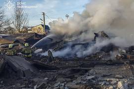 En esta imagen proporcionada por el Servicio ucraniano de Emergencias, personal de emergencias trabaja para extinguir un incendio tras el impacto de un cohete ruso en Leópolis, Ucrania, el domingo 17 de noviembre de 2024. FOTO: AP.