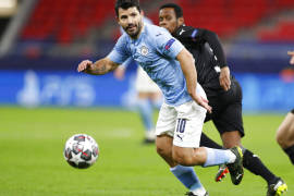 Kun Agüero enojado con sus compañeros porque no le pasan la pelota