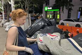 La activista Anna Sacks, que se identifica en sus redes sociales como “The trash walker” (la basurera), mientras revisa unas bolsas de basura por cosas últiles en el Upper West Side en Nueva York.