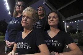 En la imagen, miembros de Moms For Liberty en Reiter Park en Longwood, Florida.