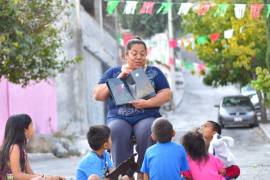 Paty lee a niños de la colonia El Tanquecito en su sala de lectura ‘Destellos de Alegría’.