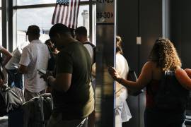 Según un estudio elaborado por Sheila Kahyaoglu, si los pasajeros de un avión pesan menos, se gastaría menos combustible y esto presentaría un ahorro para las aerolíneas.