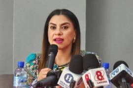 Olimpia Coral Melo durante su conferencia en Torreón, donde denunció la existencia de 130 mercados digitales ilegales.